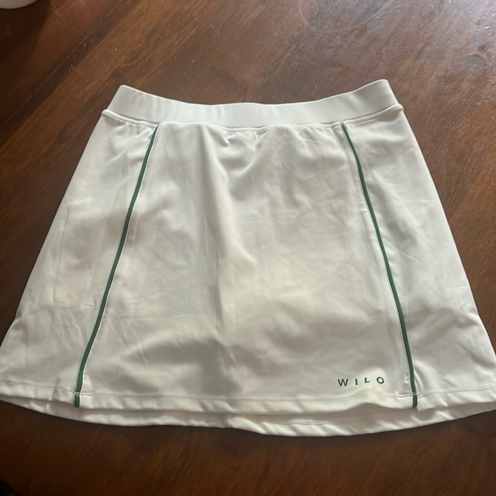 Wilo white tennis skort w/Kelly Green trim. Large. NWT